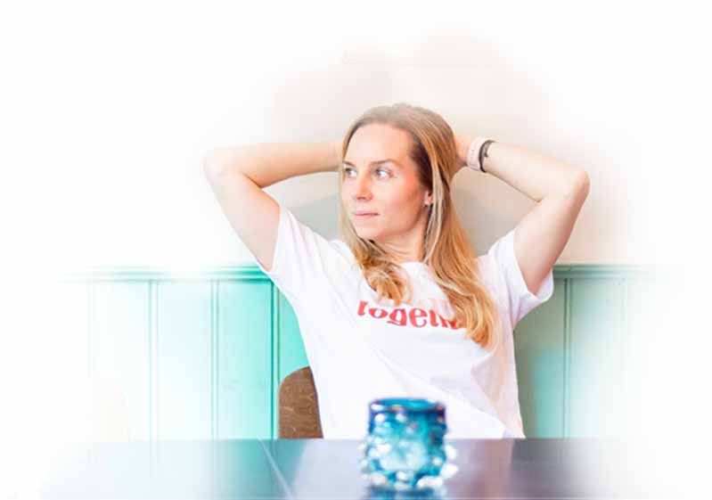 Christine van HealthyHer in een ontspannen setting